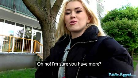 Горячая студентка подрабатывает пиздой в подворотне