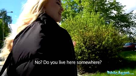 Горячая студентка подрабатывает пиздой в подворотне