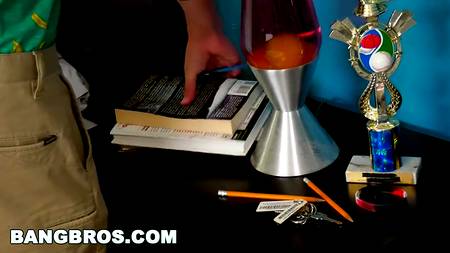 Жопастая блондинка совратила молодого парня