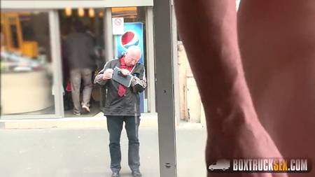 Сисястая блонда объездила болт мускулистого массажиста в его автомобиле