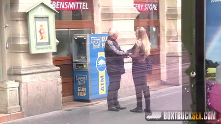 Сисястая блонда объездила болт мускулистого массажиста в его автомобиле