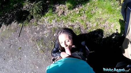 Наградила паренька своим телом прямо на улице за удачный пикап