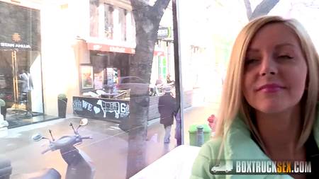 Порно агент проводит кастинг девицы посреди города в автомобиле