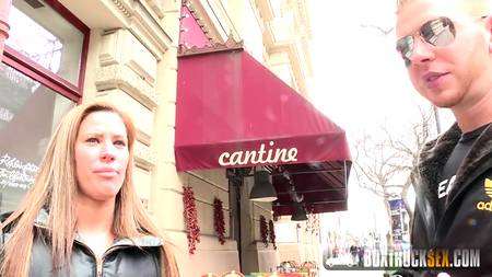 Фигуристая краля отдалась в машине посреди людного города