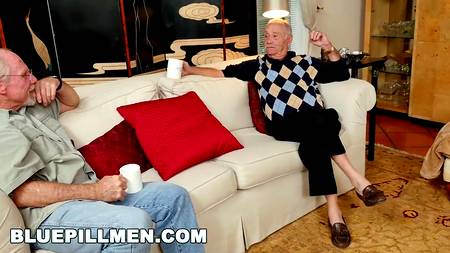 Двое старцев бодро отымели молодых цыпочек