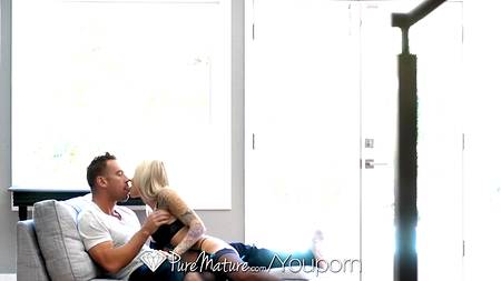 Качок ебет в жопу длинноногую дамочку с классными сиськами