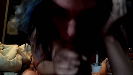 Молодуха застрочила дома классный минет балдеющему пацану