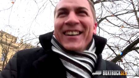 Запикапил сисястую нимфу и горячо вдул ей в микроавтобусе