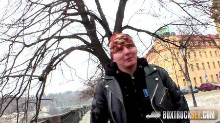 Запикапил сисястую нимфу и горячо вдул ей в микроавтобусе