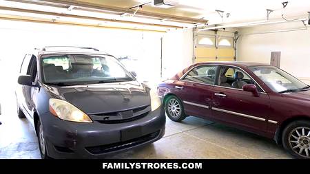 Сильный мужчина вертит на хую миниатюрную азиатку