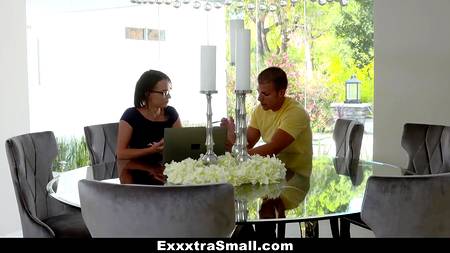 Пацан активно трахает молодую кралю в ее узенькую попу