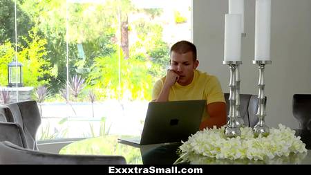 Пацан активно трахает молодую кралю в ее узенькую попу