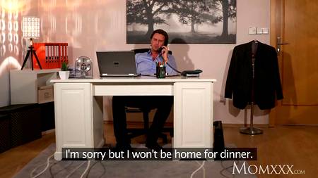 Мужчина ебет на работе сисястую секретаршу в сексуальном белье