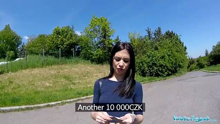 Пикапер трахнул девчонку среди деревьев в парке