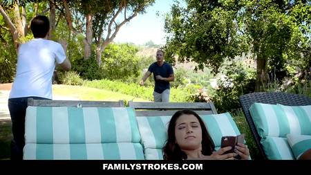 Молодая сучка кончает на хую во время измены с энергичным пацаном