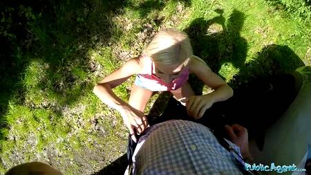 Запикапил молоденькую блонду на минет в кустах