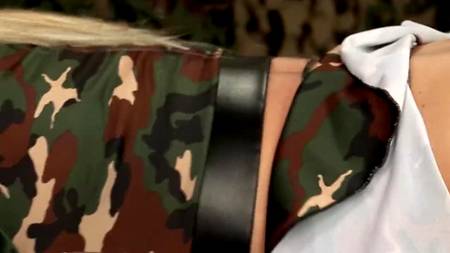 Две сучки в камуфляжной форме ебутся с пленным солдатиком