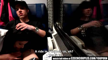 Четверо ребят устроили жаркую оргию в вагоне поезда