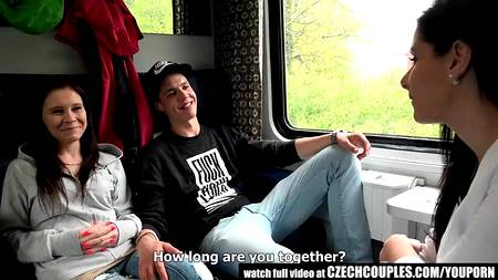 Четверо ребят устроили жаркую оргию в вагоне поезда