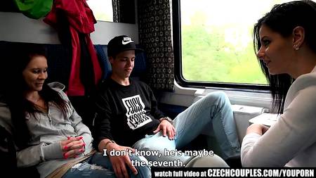 Четверо ребят устроили жаркую оргию в вагоне поезда