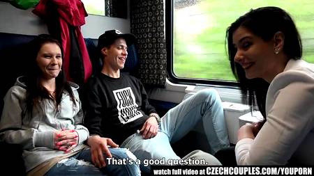 Четверо ребят устроили жаркую оргию в вагоне поезда