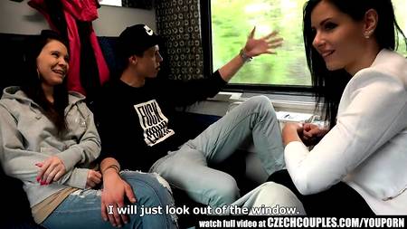 Четверо ребят устроили жаркую оргию в вагоне поезда