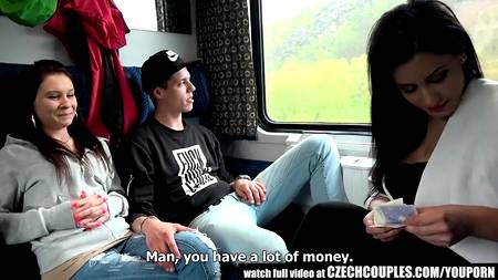 Четверо ребят устроили жаркую оргию в вагоне поезда