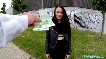Заплатил за секс на улице с жопастой молодой давалкой