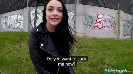 Заплатил за секс на улице с жопастой молодой давалкой