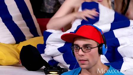 Лесбийский секс молодой геймерши с опытной сисятой подругой