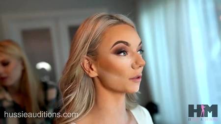 Опытная минетчица обсасывает длинные стволы крепких мужиков