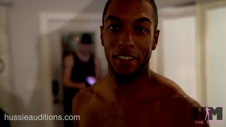 Опытная минетчица обсасывает длинные стволы крепких мужиков