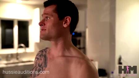 Опытная минетчица обсасывает длинные стволы крепких мужиков