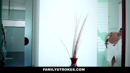 Взрослая женщина не разочаровалась в члене молодого приятеля