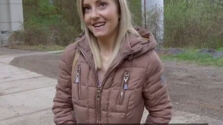 Стройная девушка ебется на кастинге посреди двора