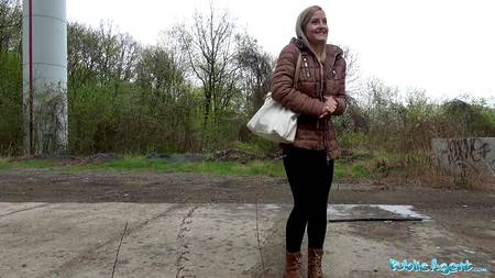 Стройная девушка ебется на кастинге посреди двора