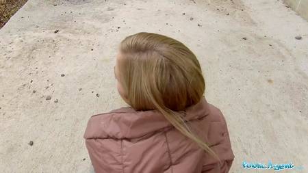 Стройная девушка ебется на кастинге посреди двора