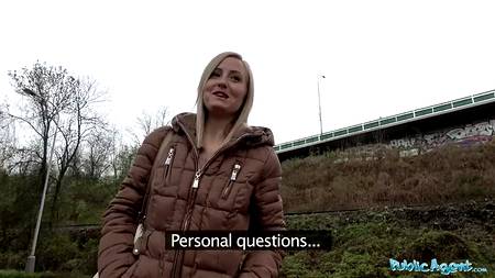 Стройная девушка ебется на кастинге посреди двора