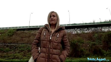 Стройная девушка ебется на кастинге посреди двора