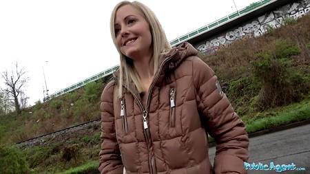 Стройная девушка ебется на кастинге посреди двора