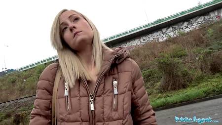 Стройная девушка ебется на кастинге посреди двора