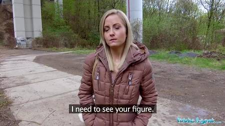 Стройная девушка ебется на кастинге посреди двора