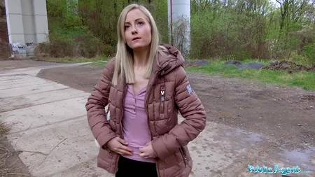 Стройная девушка ебется на кастинге посреди двора