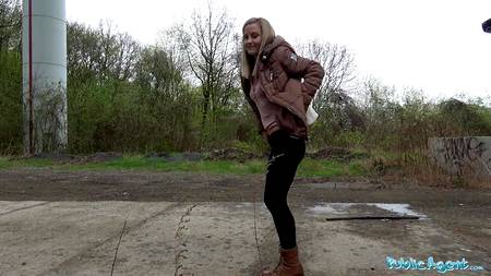 Стройная девушка ебется на кастинге посреди двора