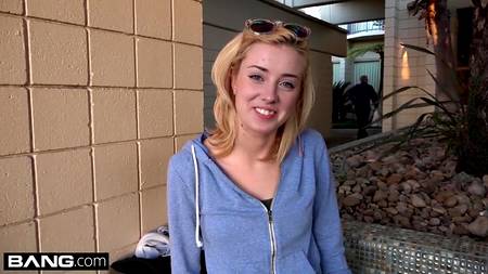 Оттраханная подруга высасывает из хуя заслуженную порцию спермы