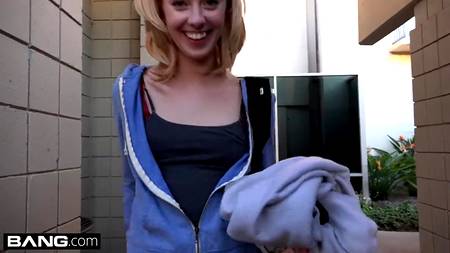 Оттраханная подруга высасывает из хуя заслуженную порцию спермы