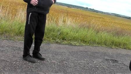 Зрелая тетка сладко стонет мастурбируя в салоне автомобиля