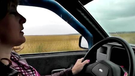 Зрелая тетка сладко стонет мастурбируя в салоне автомобиля