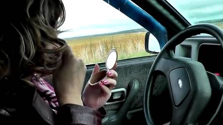 Зрелая тетка сладко стонет мастурбируя в салоне автомобиля