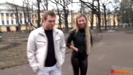 Накаченный пацан растягивает попку русской малышке